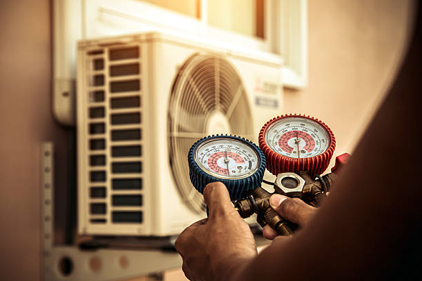 Professional Heat Pump Repair technician working in Duquesne, MO
